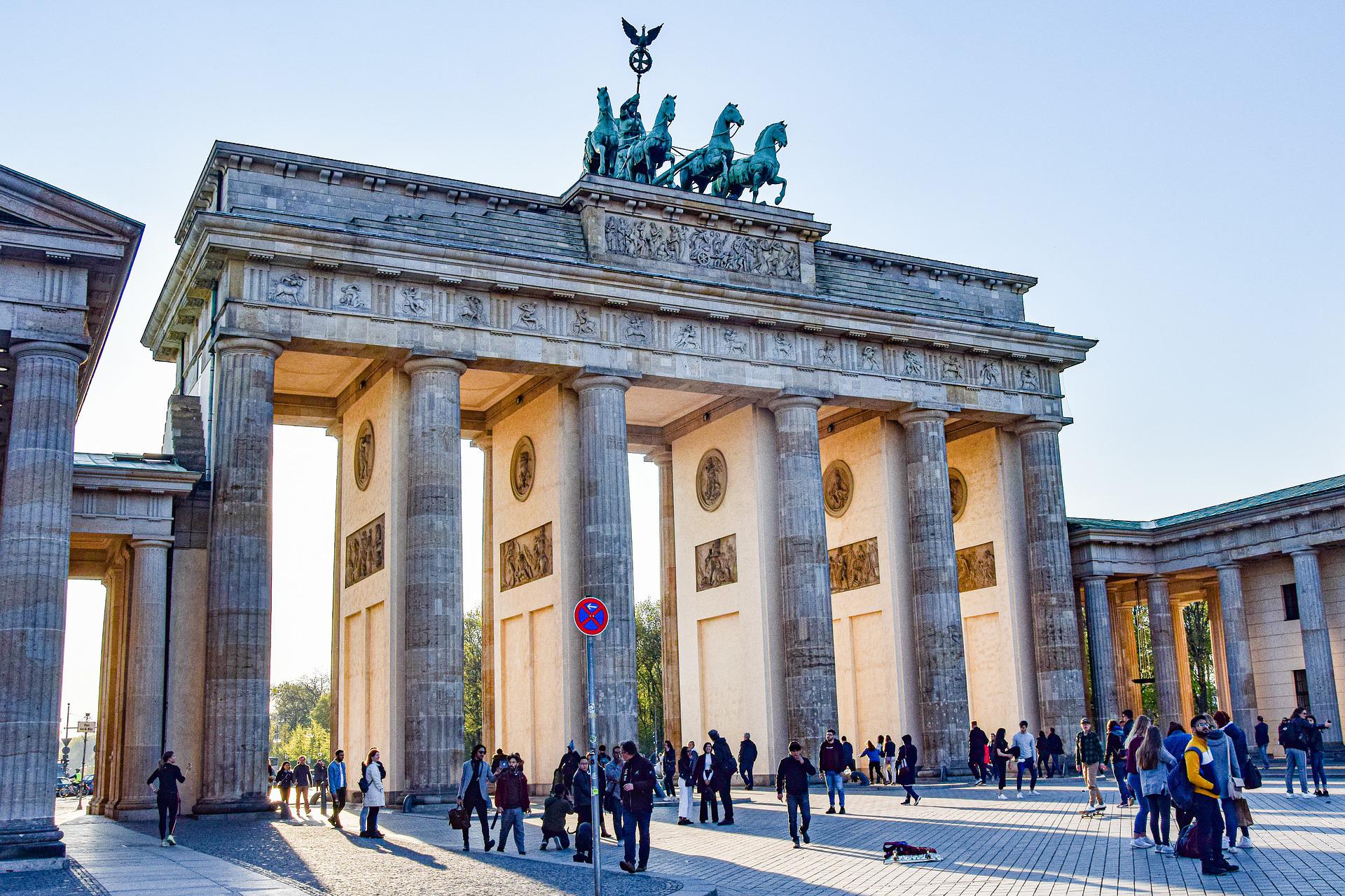 https://img6.s3wfg.com/web/img/images_uploaded/f/b/brandenburg_gate_germany_dl_1.jpg