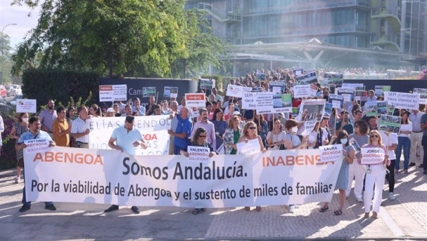 ep alrededor de 500 trabajadores de abengoa protestan en palmas altas mientras continua el encierro