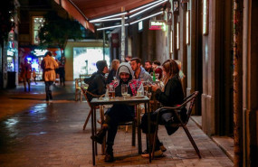 ep archivo   ambiente en una terraza de un establecimiento de chueca