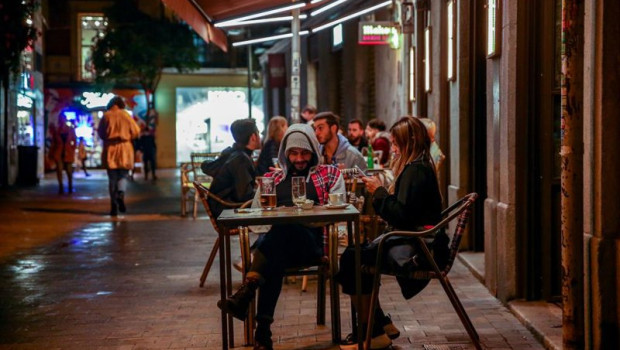 ep archivo   ambiente en una terraza de un establecimiento de chueca