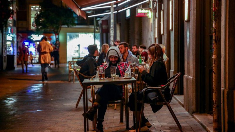 ep archivo   ambiente en una terraza de un establecimiento de chueca