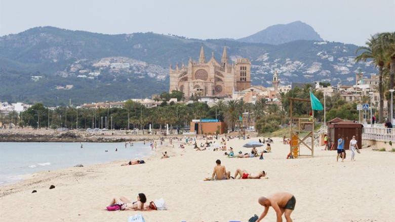 Archivo - Bañistas en una playa de Palma de Mallorca, Baleares (España). | Isaac Buj - Europa Press - Archivo ep archivo - banistas en una playa de palma de mallorca baleares espana