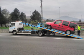 ep archivo   grua retirando un vehiculo averiado