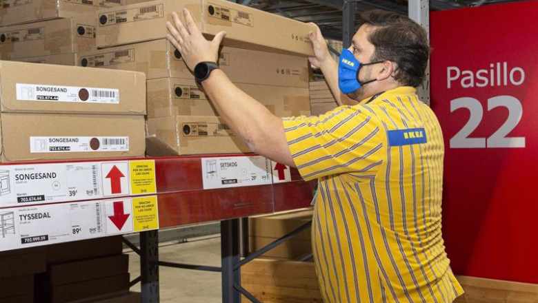 ep archivo   imagen de archivo de un trabajador de ikea