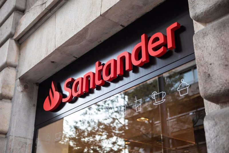 Santander y Correos facilitarán la retirada de efectivo a través del cartero rural