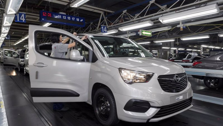ep archivo   produccion del opel combo en la planta de stellantis vigo