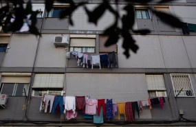 ep archivo   tendederos con ropa colgada en un edificio del barrio de ciutat meridiana