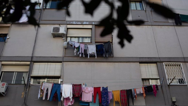 ep archivo   tendederos con ropa colgada en un edificio del barrio de ciutat meridiana