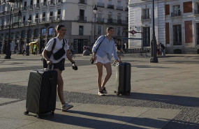 ep archivo   turistas con maletas por el centro de la ciudad a 19 de julio de 2025 en madrid espana