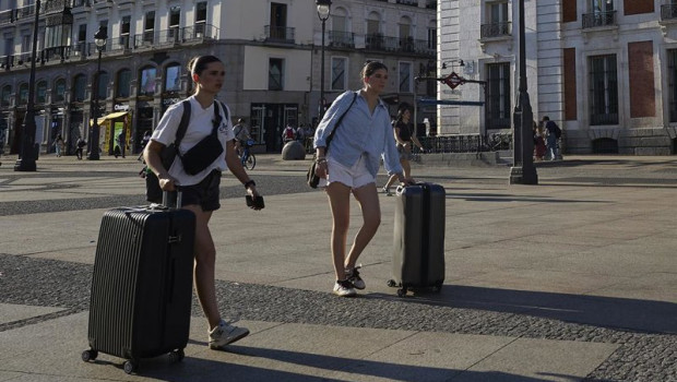 ep archivo   turistas con maletas por el centro de la ciudad a 19 de julio de 2025 en madrid espana