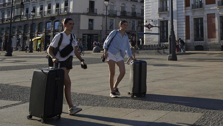 Archivo - Turistas con maletas por el centro de la ciudad, a 19 de julio de 2025, en Madrid (España). España recibió más de 52 millones de pasajeros aéreos internacionales en el primer semestre de 2025, lo que supone un 6,4% más que en el mismo periodo de | Jesús Hellín - Europa Press - Archivo ep archivo turistas con maletas por el centro de la ciudad a 19 de julio de 2025 en madrid espana