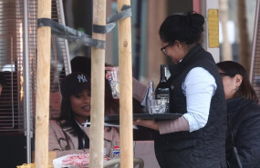 ep archivo   una camarera de nacionalidad extranjera atendiendo la mesa de un bar
