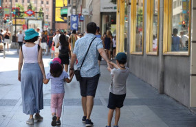 ep archivo   una familia paseando por madrid