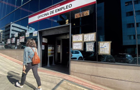 ep archivo   una mujer pasa por delante de una oficina de empleo en madrid