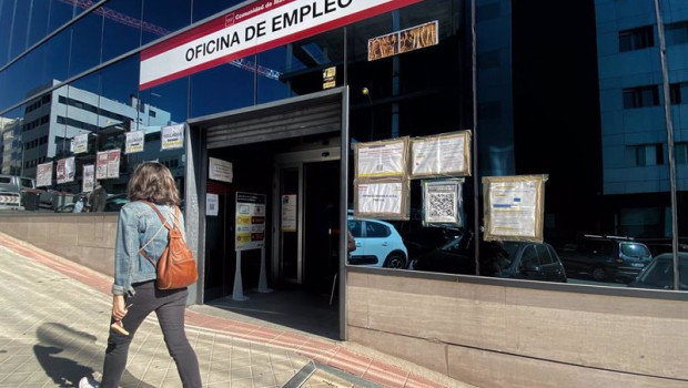 ep archivo   una mujer pasa por delante de una oficina de empleo en madrid