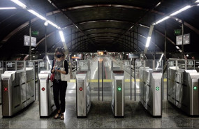 ep archivo   una mujer valida su billete en la estacion de renfe de sol