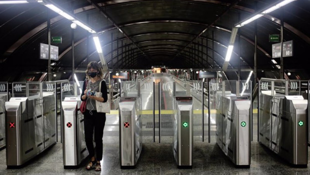 ep archivo   una mujer valida su billete en la estacion de renfe de sol