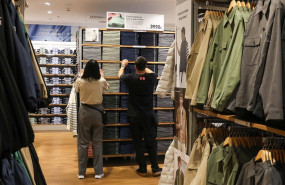 ep archivo   varios dependientes colocan la ropa en una tienda