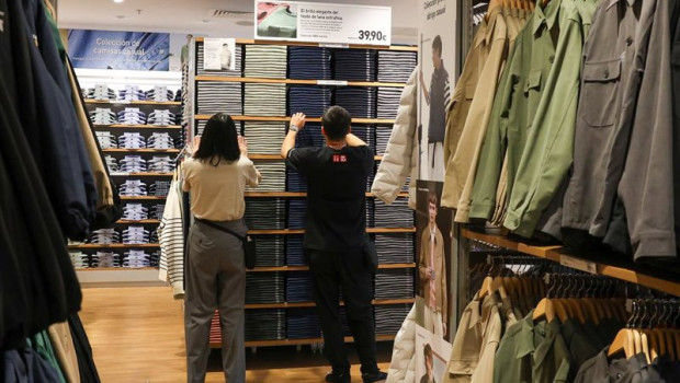 ep archivo   varios dependientes colocan la ropa en una tienda