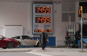 ep cartel de precios en una gasolinera a 4 de marzo de 2026 en barcelona cataluna espana