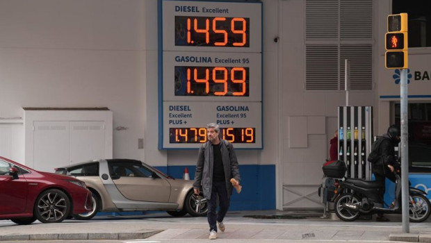ep cartel de precios en una gasolinera a 4 de marzo de 2026 en barcelona cataluna espana