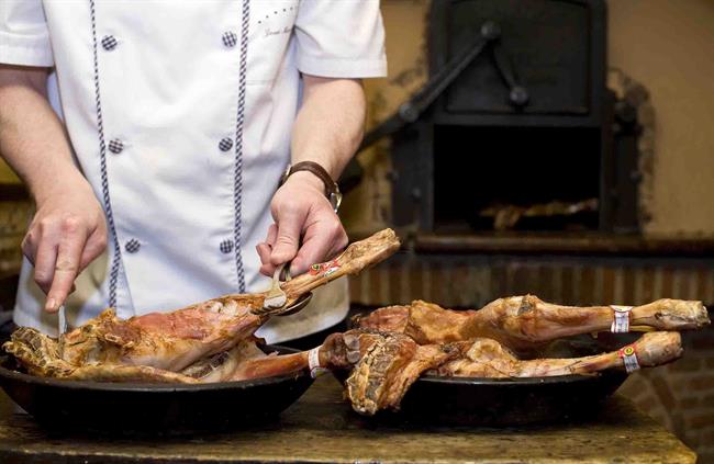 ep cocinero preparando cordero asado