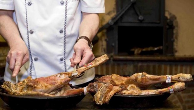 ep cocinero preparando cordero asado