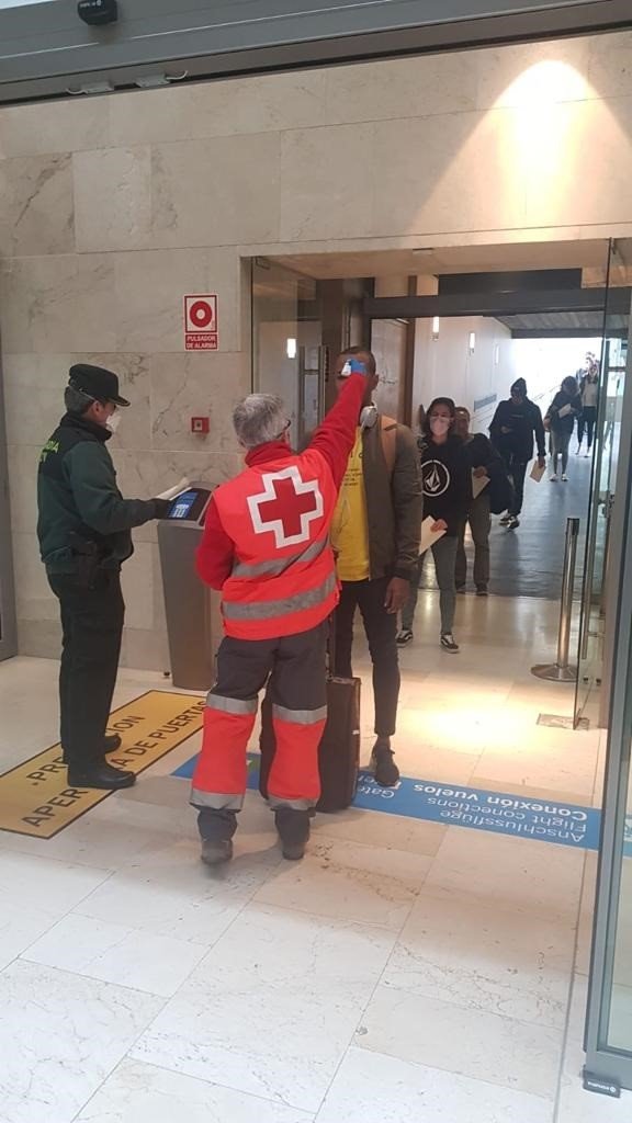Control de temperatura a los pasajeros procedentes de un vuelo de la Península hacia Tenerife Norte | GOBIERNO DE CANARIAS ep control de temperatura a los pasajeros procedentes de un vuelo de la peninsula hacia tenerife