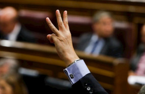 ep diputado marcando no en el hemiciclo