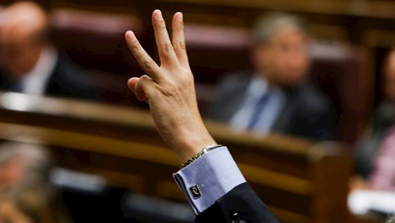 ep diputado marcando no en el hemiciclo