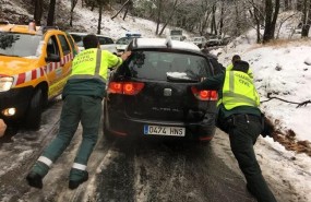 ep dos agentes ayudanun cocheproseguirmarchapuertolas palomas