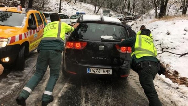 ep dos agentes ayudanun cocheproseguirmarchapuertolas palomas