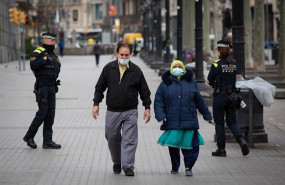ep dos agentes de la policia y dos personas protegidas con mascarillas durante el segundo dia