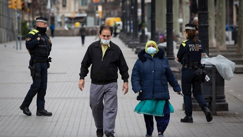 David Zorrakino - Europa Press ep dos agentes de la policia y dos personas protegidas con mascarillas durante el segundo dia