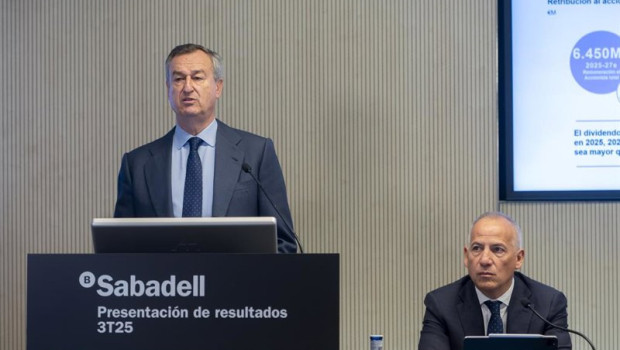 ep el consejero delegado del banco sabadell cesar gonzalez bueno i y el director financiero del