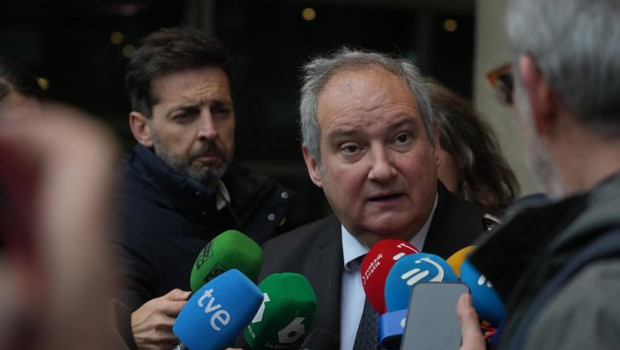 ep el ministro de industria y turismo jordi hereu atiende a los medios en bilbao