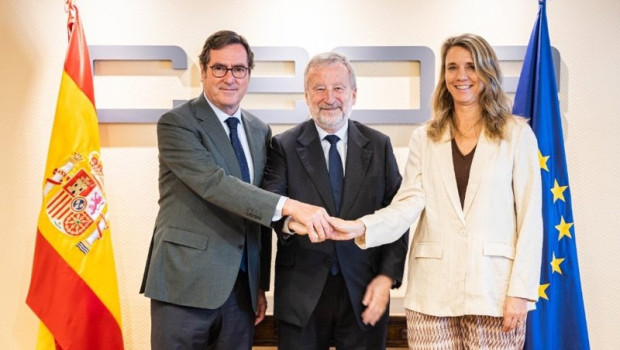ep el presidente de la ceoe antonio garamendi el presidente de caixabank tomas muniesa y la