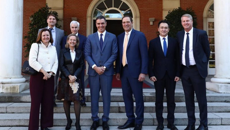 ep el prsidente del gobierno de espana pedro sanchez 1i junto al consejero delegado de cisco chuck