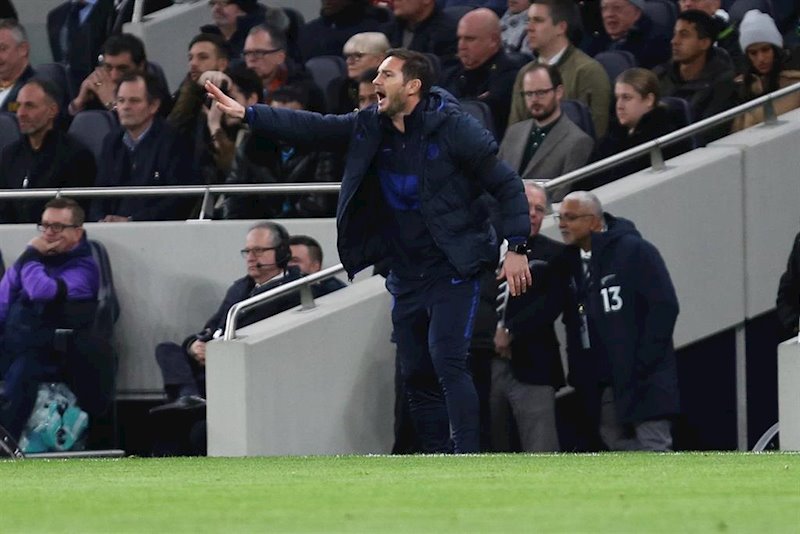 ep frank lampard da instrucciones desde la banda en el tottenham-chelsea