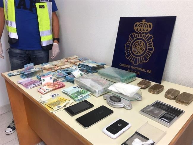 Imagen del dinero, la droga y el material incautado | POLICÍA NACIONAL ep imagendinero la drogamaterial incautado