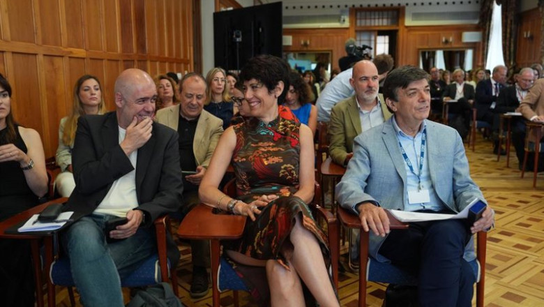 ep la ministra de seguridad social elma saiz con el el rector de la uimp carlos andradas y el ep la ministra de seguridad social elma saiz con el el rector de la uimp carlos andradas y el