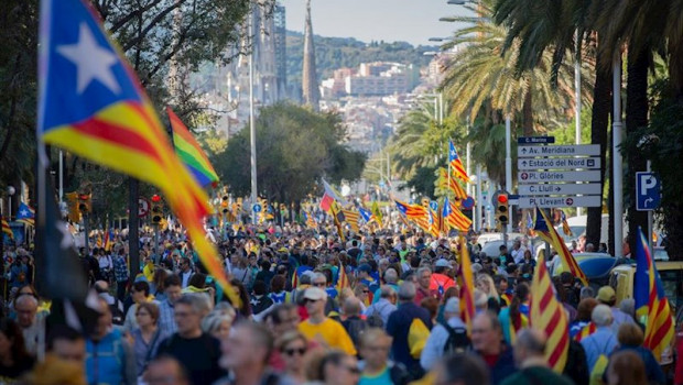 ep manifestacion de anc y mnium cultural contra la sentencia del proceso independentista con el lema