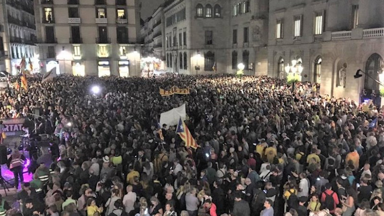 ep miles de asistentes en la concentracion de anc y mnium en la plaza sant jaume de barcelona contra