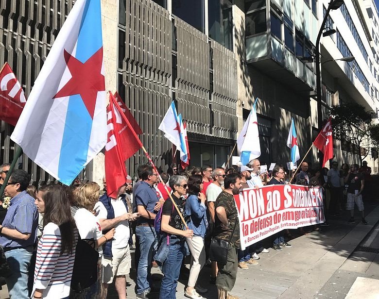 ep protesta contra ere en filial del santander en a coruna