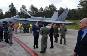 ep rajoy llegaestoniauna visitalas tropas espanolas