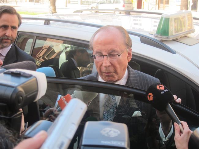 Ruiz-Mateos Y Un Hijo Saliendo De Un Taxi En Palma | EUROPA PRESS ep ruiz-mateosun hijo saliendoun taxipalma