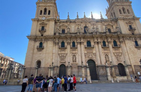 ep turistas en la plaza de santa maria