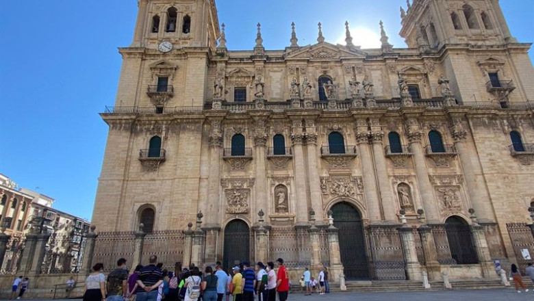 Turistas en la plaza de Santa María | AYUNTAMIENTO DE JAÉN ep turistas en la plaza de santa maria
