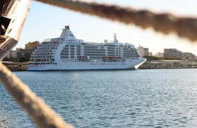 ep un crucerto atracado en el puerto de almeria