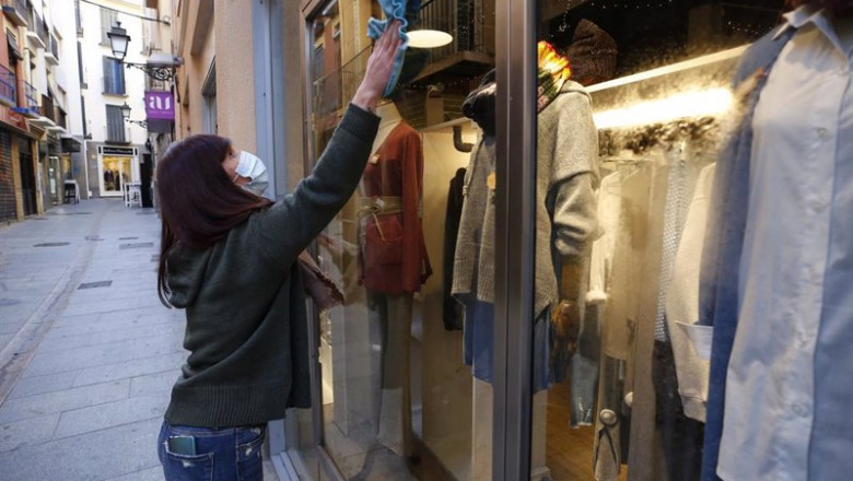 ep una dependienta limpiando un escaparate de una tienda ep una dependienta limpiando un escaparate de una tienda